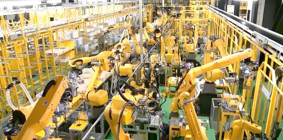 Pemotong Laser Serat Lengan Robot FANUC dengan Teknologi Cobot CRX Kolaboratif untuk Pemotongan Logam 3D Otomatis di Bengkel Kecil